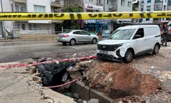 Sağanak yağış yüzünden yol göçtü: 1 araç yolun içine düştü