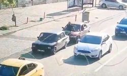 Polisleri şaşkına çeviren ihlal! Kaputa oturup ayaklarıyla başka aracı ittirdi