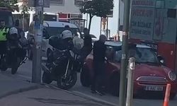 Cezaya kızıp lüks aracını parçaladı! Polislerin gözü önünde çılgına döndü