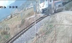 Yolcu treni ile otomobil çarpıştı! Otomobil sürücüsü yaralandı