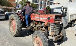 İlk aşkından vazgeçmiyor: 57 yıllık traktörü ona yol arkadaşlığı ediyor