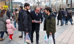 CHPli Karakoz Kızılay Meydanı’nda! Halka broşür dağıttı