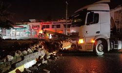 Nazilli’de kamyon beton direği yıktı! 3 kişi ölümden döndü