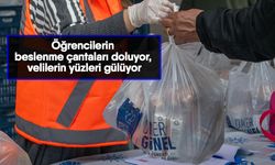 Öğrencilerin beslenme çantaları doluyor, velilerin yüzleri gülüyor