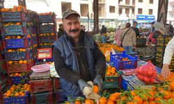 Aydın’da bu pazarcı renk uyumunu yakalıyor! Meyveleri elleriyle tek tek siliyor