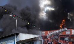 Sanayi sitesinde büyük yangın! İş yerleri alevlere teslim oldu