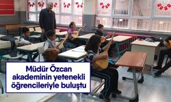 Müdür Özcan akademinin yetenekli öğrencileriyle buluştu