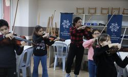 Geleceğin keman virtüözleri Aydın Büyükşehir Belediyesi’nin kurslarında yetişiyor