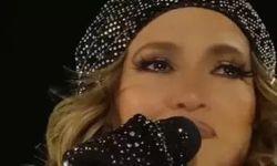 Jennifer Lopez kapandı! Sahneye kapalı kıyafetle çıktı