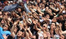 Havadan bir anda on binlercesi yağmaya başladı! İnsanlar kapışabilmek için birbirini ezdi