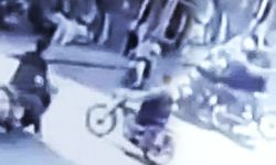 Komedi filmi değil gerçek! Farklı yönlerden gelen motosikletler kafa kafaya çarpıştı!