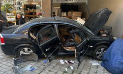 Söke'de otomobil mobilya mağazasına girdi: 2 yaralı