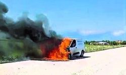 Hafif ticari araç yangında metal yığınına döndü