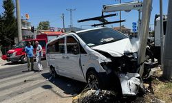 Karayolu savaş alanına döndü! Minibüsle ticari araç çarpıştı: 11 yaralı