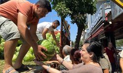 Aydın'da böyle hayır görülmedi: Bir kamyon karpuz dakikalar içinde tükendi