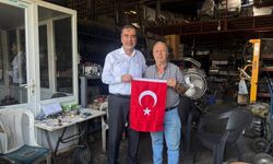 AK Parti Aydın'dan 15 Temmuz'da esnafa Türk bayrağı hediyesi
