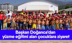Başkan Doğanca’dan yüzme eğitimi alan çocuklara ziyaret