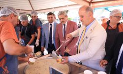 İncirliova’da aşure hayrı büyük ilgi gördü! Vatandaşlar uzun kuyruk oluşturdu
