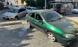 Araçlar çukura düştü! Sürücüler isyan etti