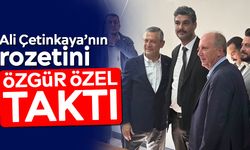 Ali Çetinkaya’nın rozetini Özgür Özel taktı