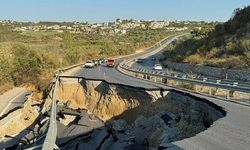 Söke karayolundaki yol çökmesi siyasetin gündemine oturdu! Tepkiler peşi sıra geldi