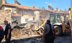 Park halindeki otomobil bomba gibi patladı! 3 ev kül oldu