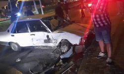 Kuşadası’nda gece yarısı feci kaza! Otomobil refüjü aşıp karşı şeride geçti