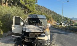Seyir halindeki minibüs alev alev yandı! Facianın eşiğinden dönüldü