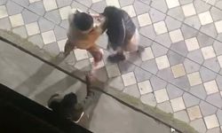 Kadınlar sokak ortasında saç saça birbirine girdi! Kavga anı kameraya yansıdı