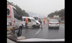 Aydın- İzmir otoyolunda iki araç çarpıştı: Trafik kilitlendi