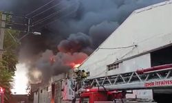 Fabrika deposunda korkutan yangın! Ekiplerin müdahalesi sürüyor