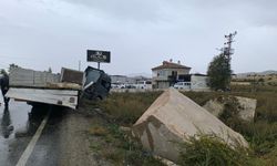 Mermer yüklü tır akaryakıt istasyonuna daldı!