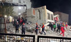 Enkaz başında acı ve umut: 12. saatte anne ve baba aranıyor