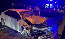 Direksiyon hakimiyetini kaybetti: Beton bariyere ok gibi saplandı