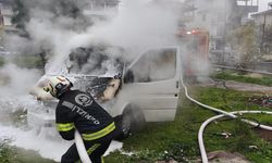 Park halindeki minibüs yanarak küle döndü: Araç kullanılamaz hale geldi