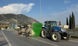 Söke-Didim yolunda trafik kazası! Traktör römorku devrildi