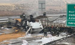 Otoyolda çarpışan araçlar cayır cayır yandı