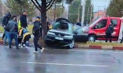 Kontrolden çıkan otomobil refüje çarptı! İtfaiye ekipleri seferber oldu