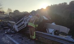 Trafikte tır dehşeti! Sürücü hurdaya dönen araçtan kurtarıldı