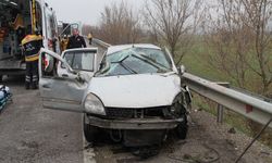 Refüje çarpan otomobil bariyerlere girerek durdu: 1 kişi hayatını kaybetti