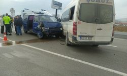 Karayolda trafik kabusu! İki minibüs çarpıştı! 7 yaralı