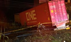Aydın'da tren yoluna uçan tırın sürücüsü hayatını kaybetti