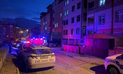 20 yaşındaki genç banyoda bıçaklanarak öldürüldü