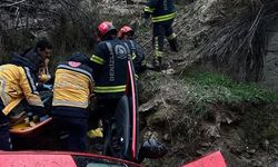 Korkunç kaza! Kontrolden çıkan otomobil uçuruma yuvarlandı