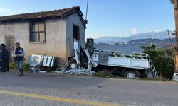 Kamyonet eve daldı: Talihsiz genç hayatını kaybetti!