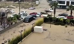 Kuşadası sağanak yağışa teslim oldu! Araçlar sel sularına kapıldı