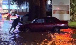 Kuşadası’nda sağanak hayatı felç etti! Yollar göle döndü