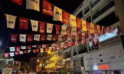 CHP’den AK Parti’ye bayrak tepkisi! İlçelerde bayrak asma çalışması yapıldı