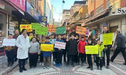 Öğrenciler Aydın’da esnafı selamladı