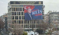 Cumhurbaşkanı Erdoğan’ın açılış töreni öncesinde kapsamlı hazırlık! “Yaparsa reis yapar” yazılı dev pankart asıldı